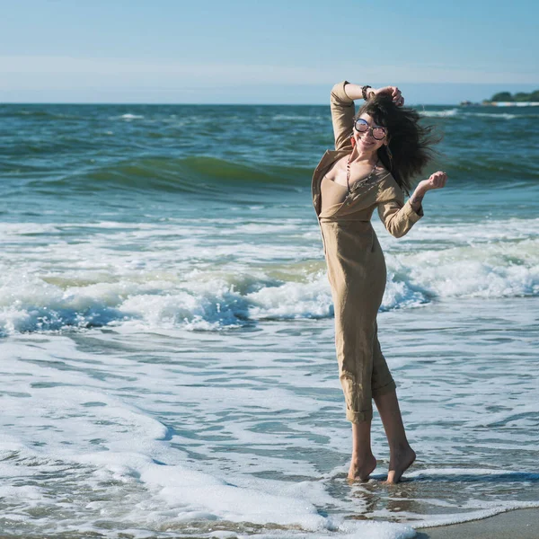 Sonriente Mujer Feliz Retrato Aire Libre Mujer Caminando Por Mar — Foto de Stock