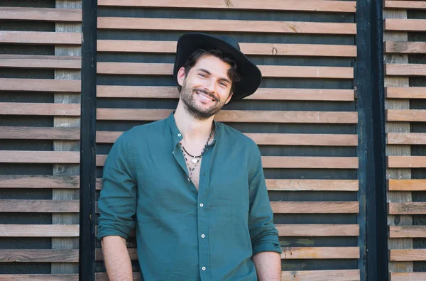 Modello Uomo Sorridente Vestito Con Cappello Nero Camicia Verde Foto — Foto Stock