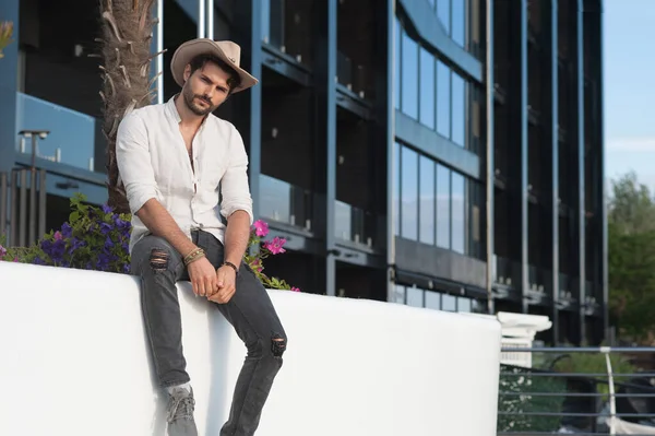 Hombre Joven Modelo Aire Libre Contra Paisaje Ciudad —  Fotos de Stock