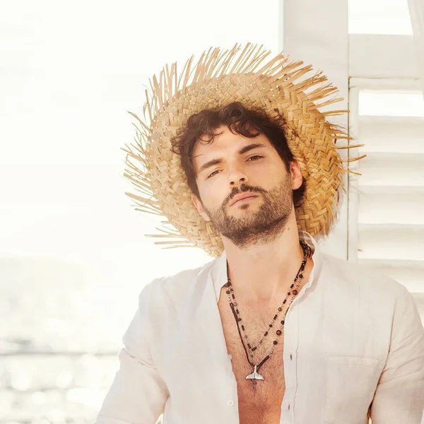 Sexy Hombre Modelo Retrato Vestido Con Sombrero Paja Camisa Blanca —  Fotos de Stock