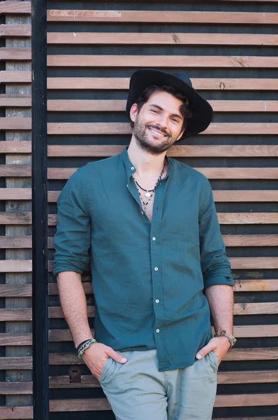 Sexy Glimlachende Man Model Gekleed Zwarte Hoed Groen Shirt Outdoor — Stockfoto