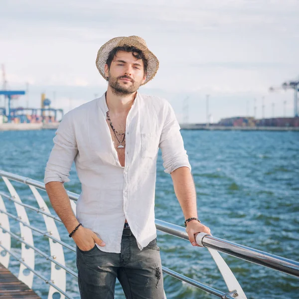 Moda Joven Hombre Sonriente Aire Libre Cerca Del Mar Gran —  Fotos de Stock