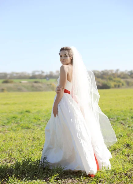 Glückliche Braut Weißen Kleid Posiert Bei Sonnigem Windigem Wetter Auf — Stockfoto