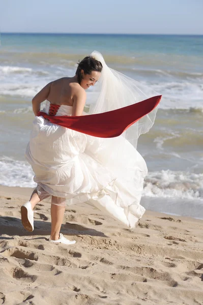 Happy Funny Young Bride Walking Sea Beach — ストック写真