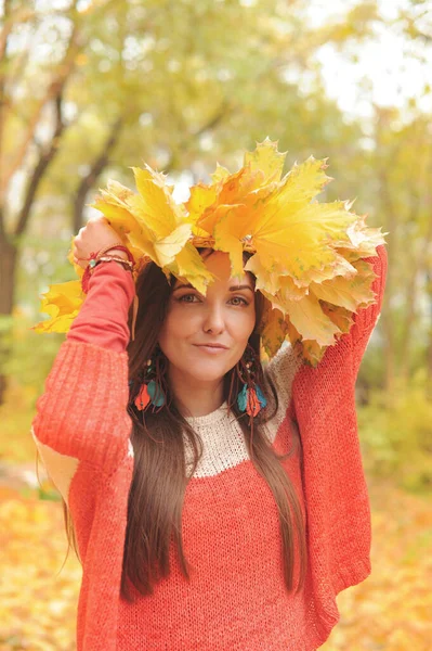 Young Smiling Woman Wreath Maple Leaves Head Outdoor Portrait Autumn — Stock Photo, Image