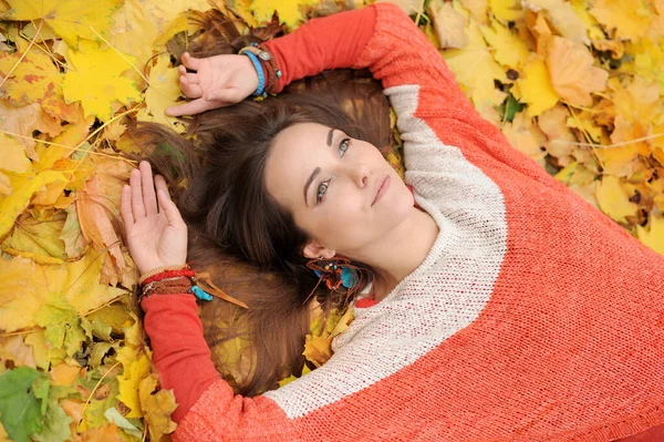 Jonge Mooie Vrouw Portret Het Leggen Herfst Bladeren Gekleed Mode — Stockfoto