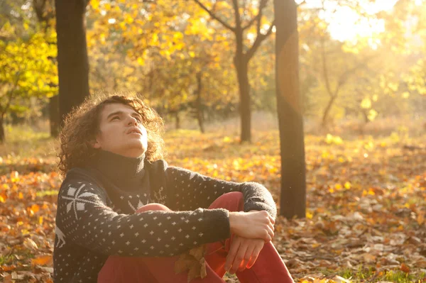 Spokojne Zamyślony Nastolatek Człowiek Siedzi Zewnątrz Jesiennym Parku Klon Żółte — Zdjęcie stockowe