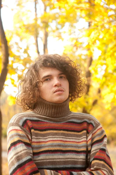 Portrait Homme Calme Plein Air Dans Parc Automne Regardant Caméra — Photo