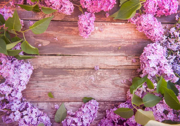 Puste Miejsce Drewniane Tło Liliowymi Kwiatami Makieta Wiosenny Sztandar Płaski — Zdjęcie stockowe