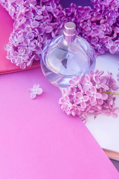 Frasco Perfume Círculo Violeta Sobre Fondo Gris Con Flores —  Fotos de Stock