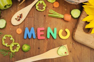 Çiğ sebze ve baharatlı menü kartı, renkli harf menü afişi şablonu