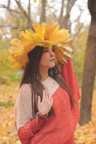 Giovane Donna Con Corona Foglie Acero Giallo Sulla Testa Ritratto — Foto Stock