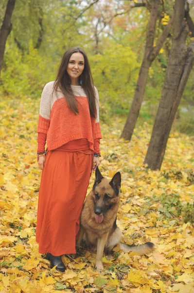 Jovem Feliz Andando Com Seu Cão Pastor Alemão Parque Outono — Fotografia de Stock