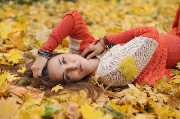 Giovane Donna Riposo Parco Autunno Corica Foglie Acero Gialle Guardando — Foto Stock