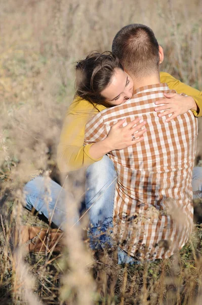 Hombre Joven Mujer Descansan Aire Libre Familia Relaja Pareja Amor —  Fotos de Stock