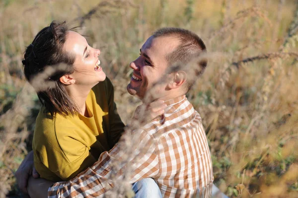 Young Cople Man Woman Rest Outdoor Family Relax Happy Smiling — Stock Photo, Image