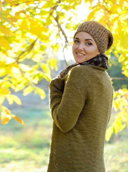 Bela Mulher Sorridente Livre Retrato Vestido Com Chapéu Malha Camisa — Fotografia de Stock