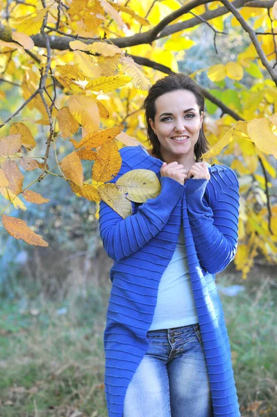 Portrait Jeune Femme Dans Parc Automne Vêtu Vêtements Décontractés Jeans — Photo