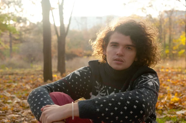 Tranquilo Hombre Adolescente Pensativo Sentado Aire Libre Parque Otoño Hojas — Foto de Stock