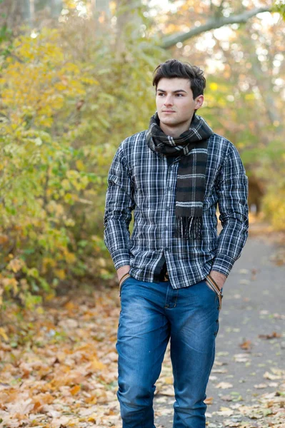 Портрет Привлекательного Мужчины Отдых Свежем Воздухе Осеннем Парке Походы — стоковое фото
