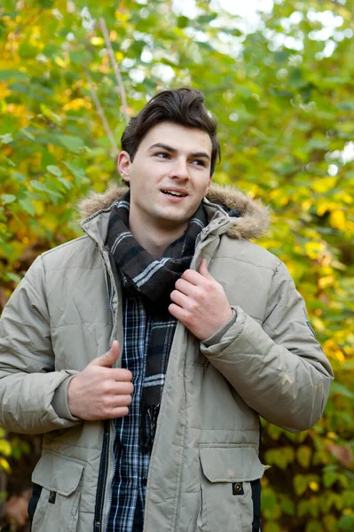 暖かいジャケットに身を包んだ魅力的な男の肖像画 公園の屋外 — ストック写真
