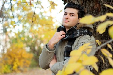 bir ceket ve kareli atkı şık delikanlı portre giymiş.