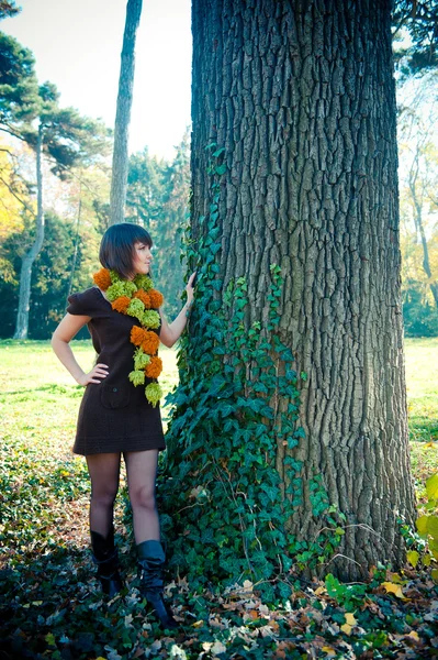 Mujer joven senderismo en el parque de otoño vestida con vestido de punto . — Foto de Stock