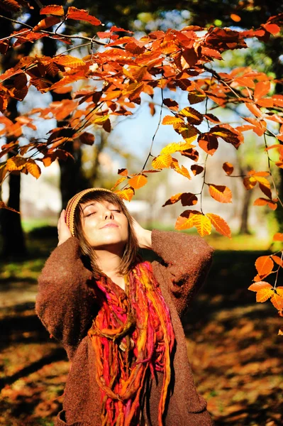 Frau entspannt sich im Herbstpark. — Stockfoto