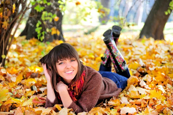 Glad söt kvinna utomhus porträtt. — Stockfoto