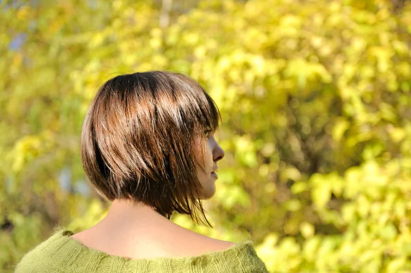 Jovem mulher vestindo penteado curto bob . — Fotografia de Stock