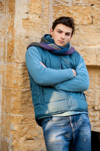 Portret van een man model tegen stedelijk muur. — Stockfoto