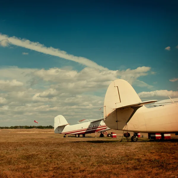 Planes stand in the autumn field. — Stock Photo, Image