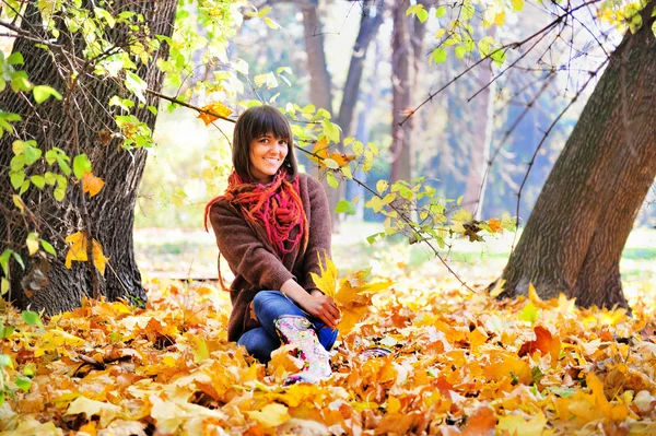 Mulher relaxante na floresta, outono ao ar livre . — Fotografia de Stock
