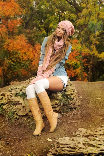 Vrouw in het herfstpark. — Stockfoto