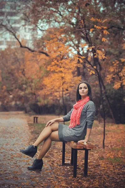 Femeia se odihnește în parcul de seară . — Fotografie, imagine de stoc