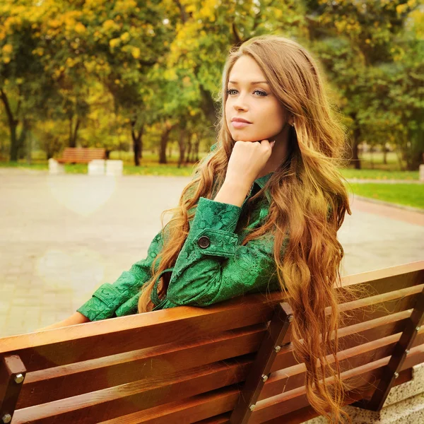 Menina retrato ao ar livre no parque . — Fotografia de Stock