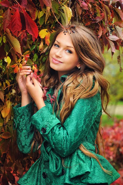 Portret van een schattig meisje in groene jas. — Stockfoto