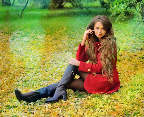 Mulher com descanso de cabelo longo no parque de outono . — Fotografia de Stock