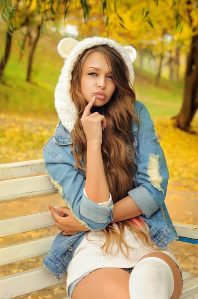 Bella ragazza in un cappello di orso lavorato a maglia . — Foto Stock