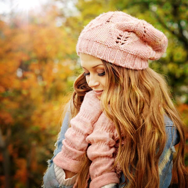 Woman dressed in pink knitted hat and gloves. — Stock Photo, Image