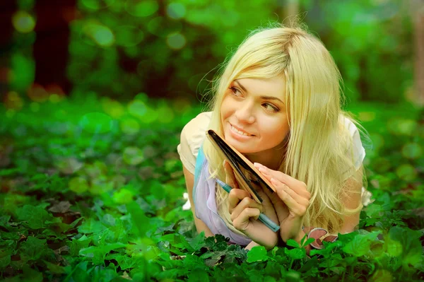 Menina com livro ao ar livre . — Fotografia de Stock