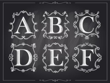 Blackboard tebeşir kaligrafi harflerle vintage monogram retro çerçeveler, alfabe logolar