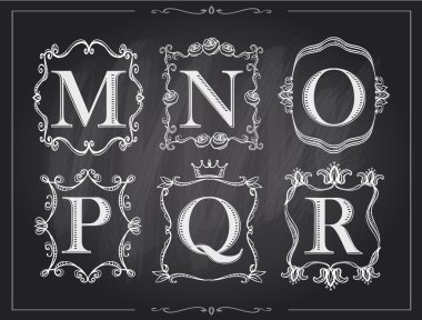 Blackboard tebeşir kaligrafi harflerle vintage monogram retro çerçeveler, alfabe logolar