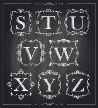 Blackboard tebeşir kaligrafi harflerle vintage monogram retro çerçeveler, alfabe logolar