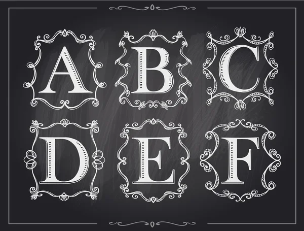 Blackboard giz vintage caligrafia letras em molduras retro monograma, logotipos alfabeto —  Vetores de Stock