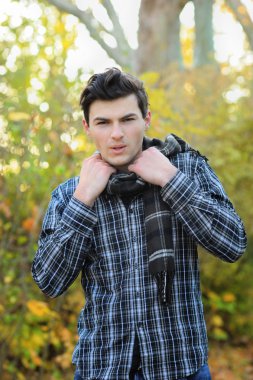 Yakışıklı genç adam soğuk hisseder.