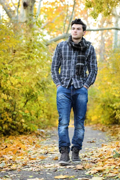 Homem caminhando em Autumn Park . — Fotografia de Stock