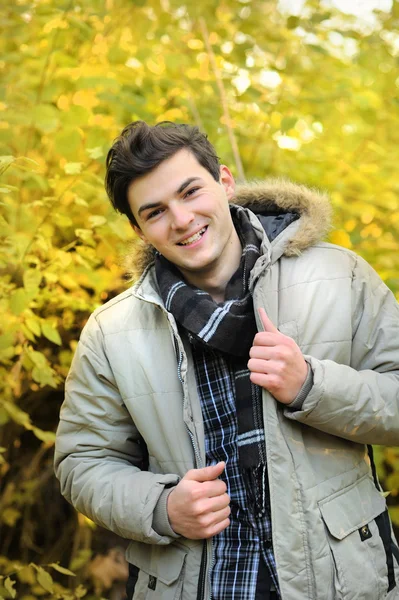 Jovem caminhando com casaco com capuz . — Fotografia de Stock