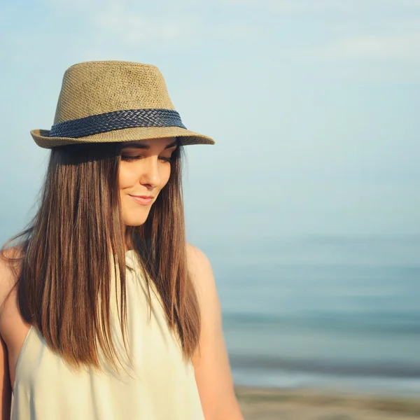 Sorrindo hipster mulher ao ar livre retrato contra o mar . — Fotografia de Stock