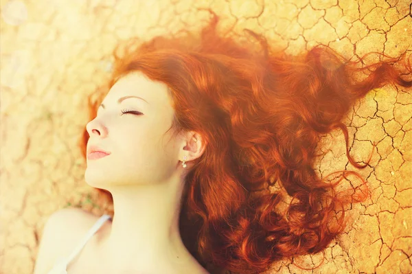 Retrato de mulher jovem bonita com cabelo vermelho encaracolado longo . — Fotografia de Stock